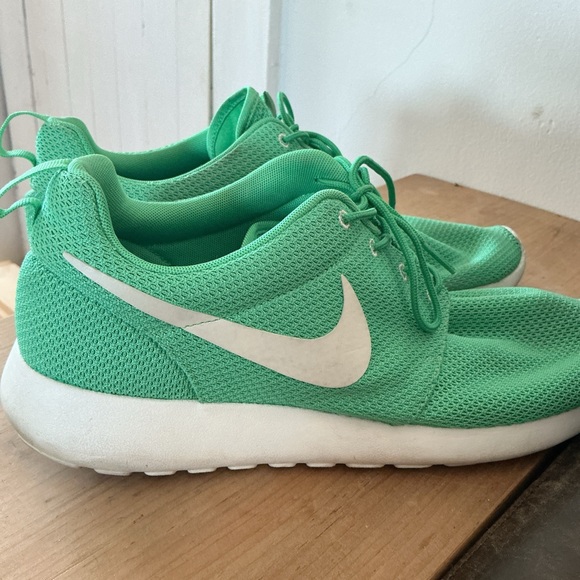 Nike Green Roshe Athletic Shoes - Picture 3 of 5